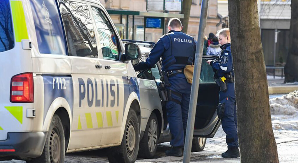 Noor naine sõitis Soomes autoga joobes olekus, laps nuttis tagaistmel