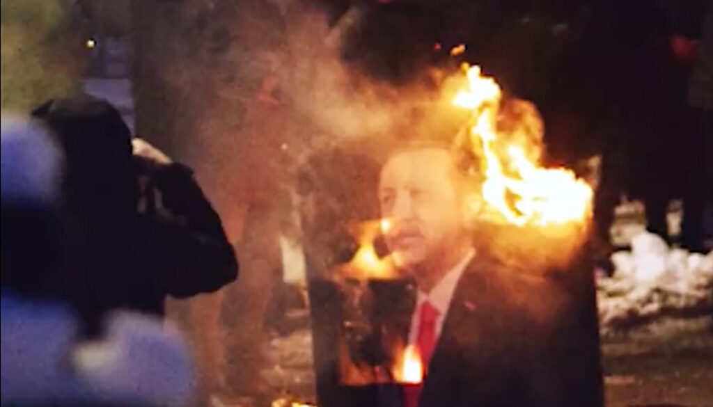 VIDEO: Türgi presidendi pildi põletamine Helsingis Türgi saatkonna ees