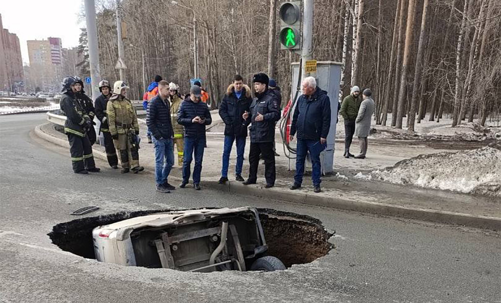 PILDID: Venemaal kadus auto tänaval asfaldiauku