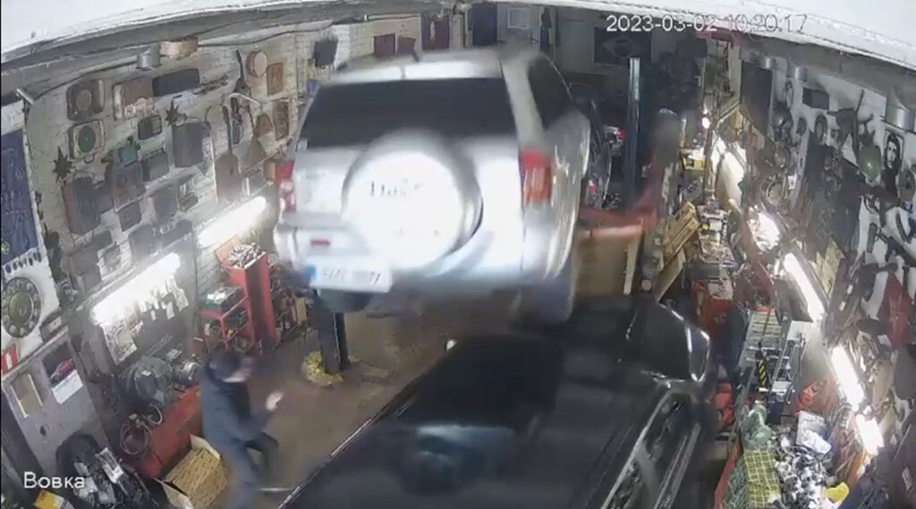 VIDEO: õnnetus Narva autoremondi töökohas