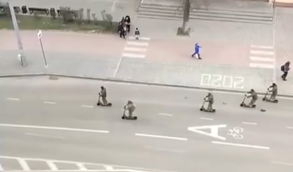 VIDEO: Ukrainas sõidavad sõjakomissariaatide töötajad ringi elektritõuksidega