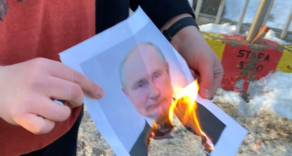 VIDEO: Soomes põletati Vene saatkonna juures Putini pilti