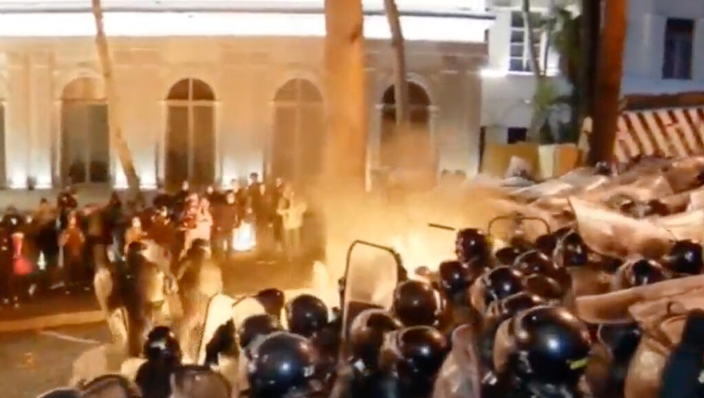 VIDEO: Gruusias puhkes suur võimude-vastane mäsu