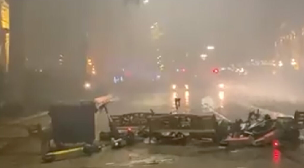 VIDEO: Gruusias puhkes suurem mäsu – rahvahulgad tahtsid parlamenti tungida, aga löödi tagasi