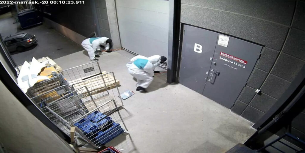 Soomes tungisid vargad elektroonikapoodi, osa saagist saadeti Tallinna