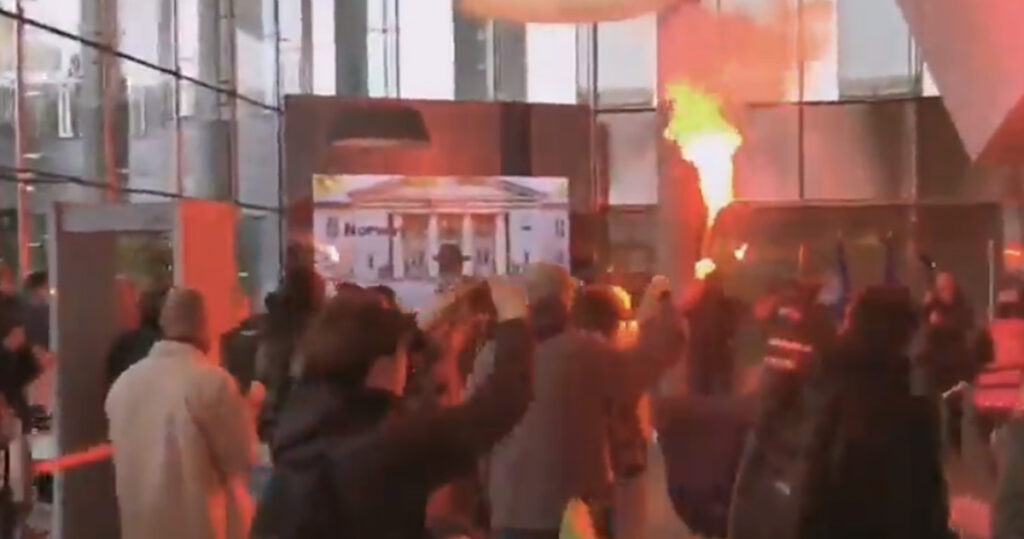 VIDEO: Rahvahulgad vallutasid Pariisis börsi Euronext