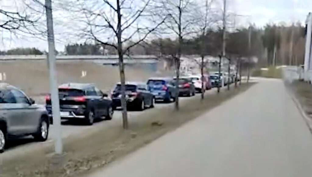 Helsingis oli mitme kilomeetri pikkune autojärjekord – mis seal toimus?