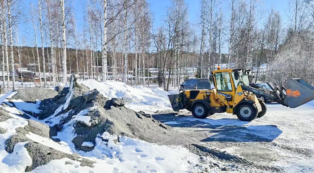 Soomes jäi töötaja liivapuisturi vahele ja suri, juhtumis kahtlustatakse tööandjat