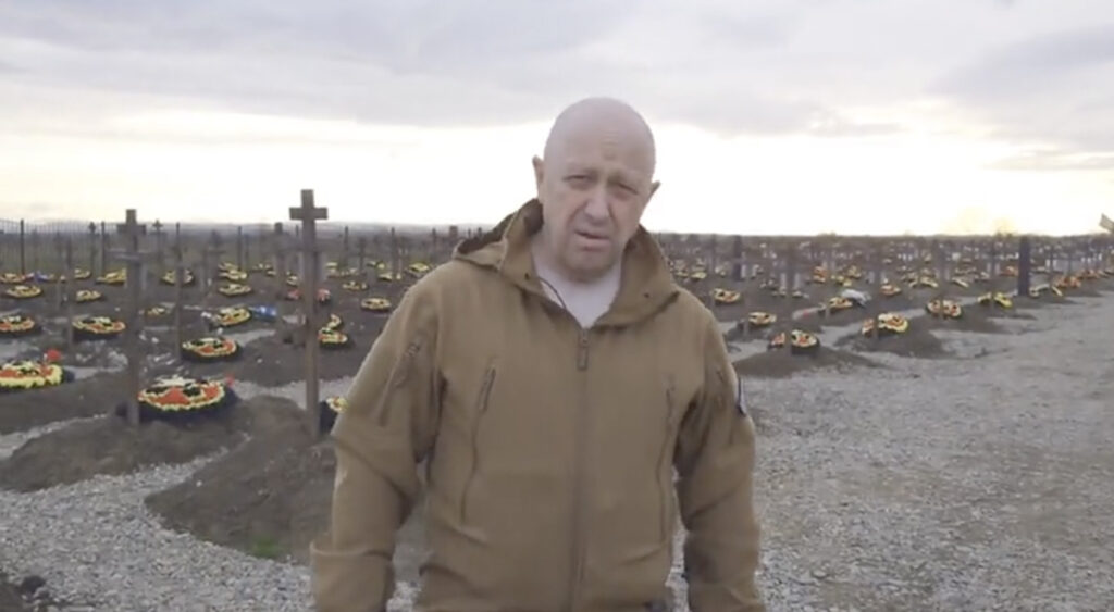 Vene Wagneri juht kalmistu taustal: Kolme asja on vaja muuta, et sõda edeneks