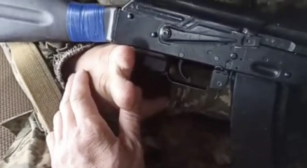 VIDEO: Ukraina mees raius omal kaks näppu maha, aga ikka värvati sõtta