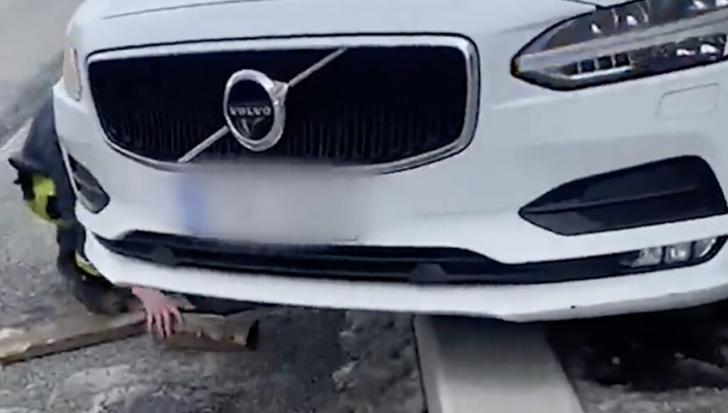 Taksoauto jäi Tamperes kõnnitee ääre peale kinni