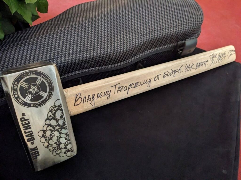 PILDID: Peterburi plahvatuses hukkunud Vene rindereporteri matustel oli kirstu kõrval kuvalda