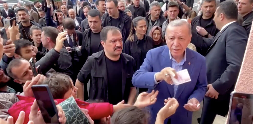 VIDEO: Türgi president jagas inimestele valimispäeval raha ja võitis valimised