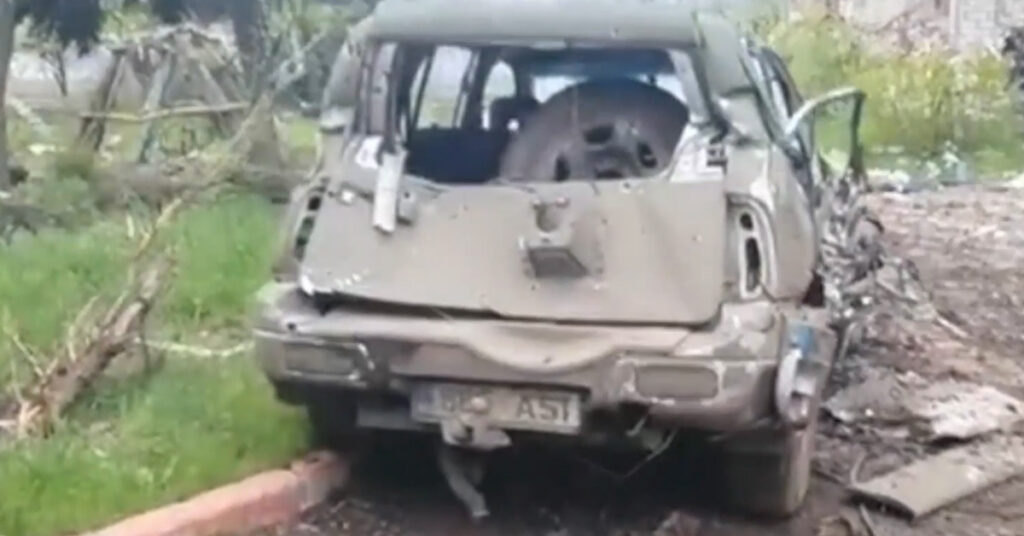 VIDEO: Ukraina rindelinnas purustatud Eesti numbrimärkidega auto