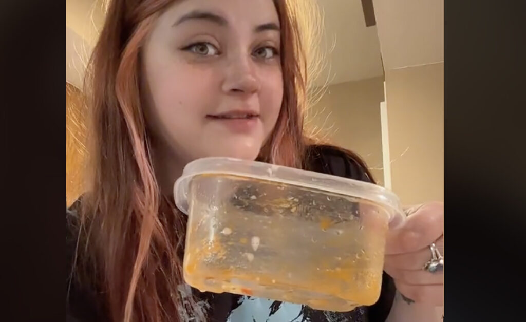 VIDEO: trikk, kuidas saada puhtaks plastist kausid – ja see pidi töötama