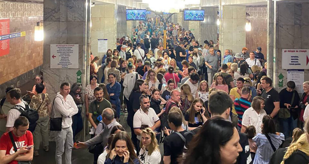 VIDEO: inimesed varjusid Ukrainas metroosse