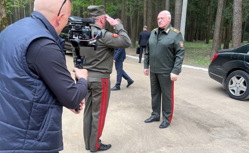 PILTUUDIS: Valgevene liider ilmus välja, tema käel on side