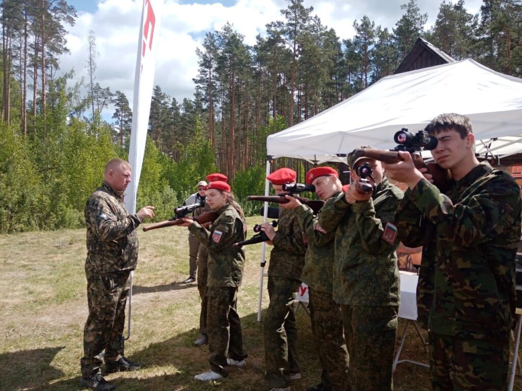 Venemaal Eesti piiri ääres alustati kooliõpilaste sõjalist väljaõpet