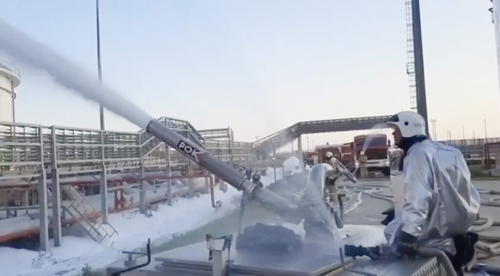 VIDEO: Vene naftabaasi põlengut ei suudeta kuidagi kustutada