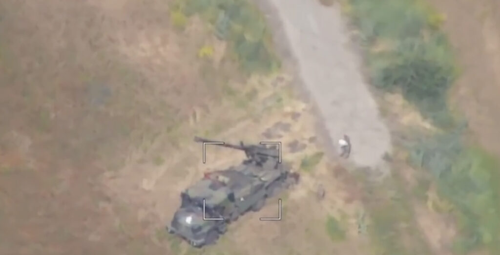 VIDEO: Ukraina Caesar põikab drooni eest kõrvale, aga sõidab kraavi