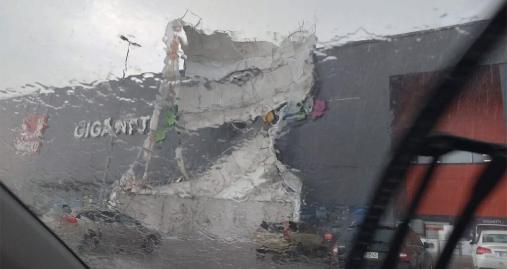 Torm räsis Soomes poe katusel olnud tellinguid – need kukkusid autodele peale