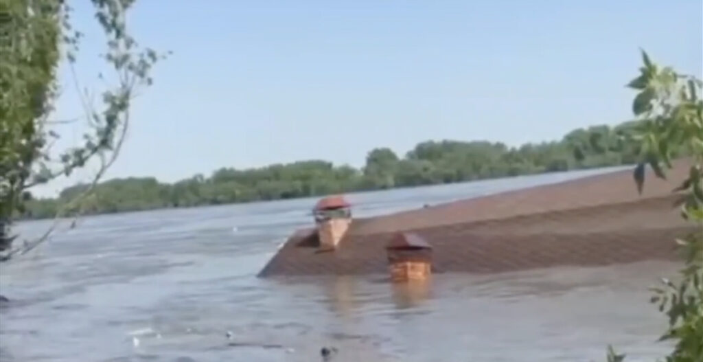 Video Ukraina olukorrast: mööda jõge ujub maja