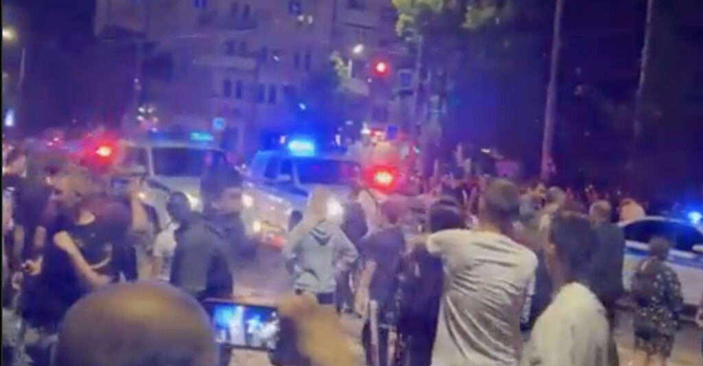 VIDEO: venelased sõimavad politseid reeturiteks