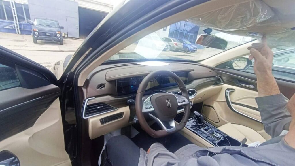 PILTUUDIS: Vene uuelt Ladalt unustati Hiina embleem maha võtta