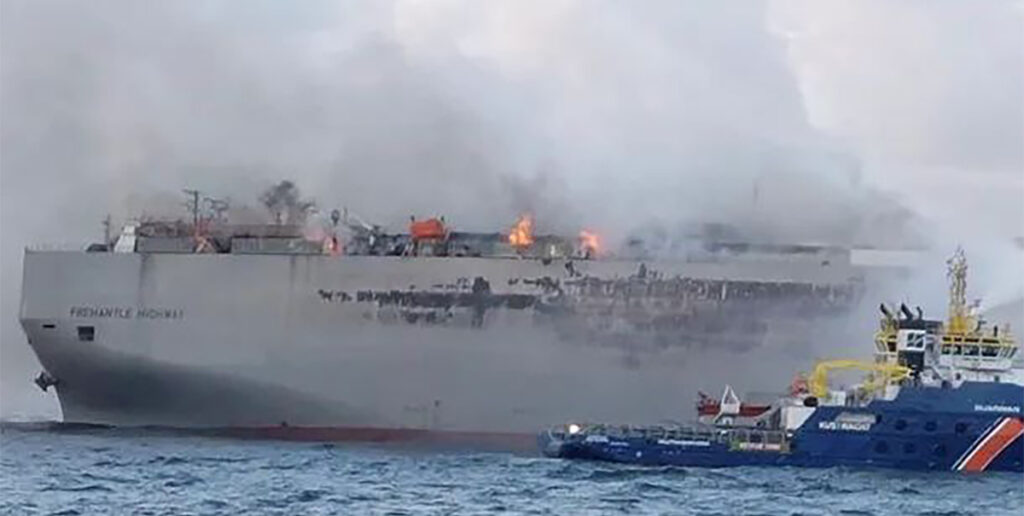 PILDID: elektriautost süttinud suur kaubalaev võib uppuda