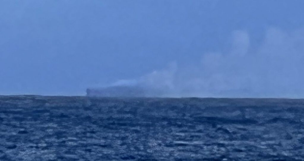 Hollandi ranniku lähedal süttis laev ligi 3000 autoga pardal, tuli võis alguse saada elektriautost