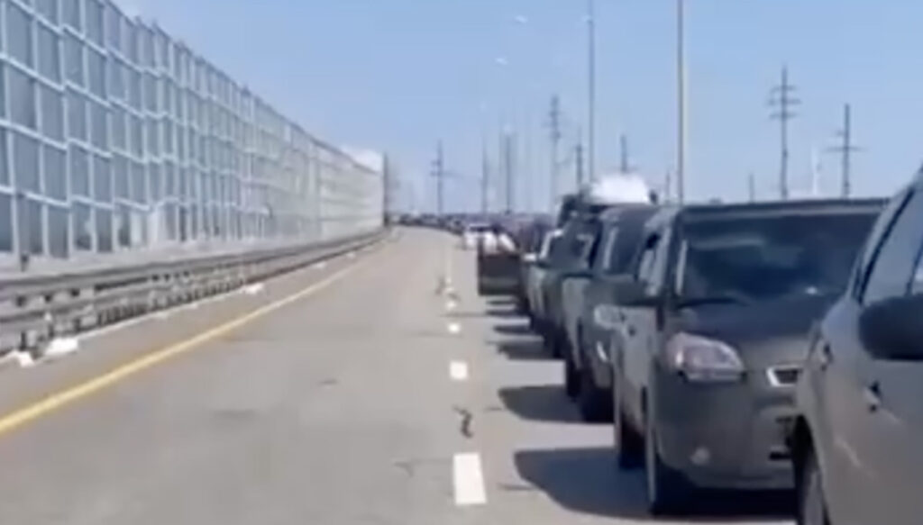 VIDEO: Krimmi sillal erakordselt pikk autode saba