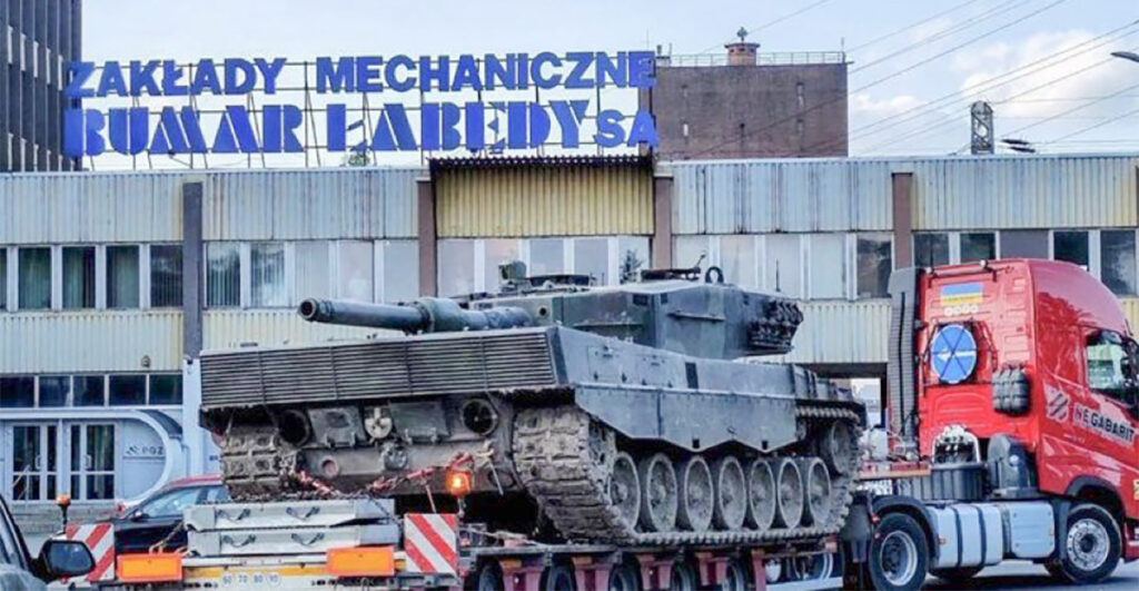 Poolas algas Ukraina lahinguväljal kannatada saanud Leopardi tankide remont