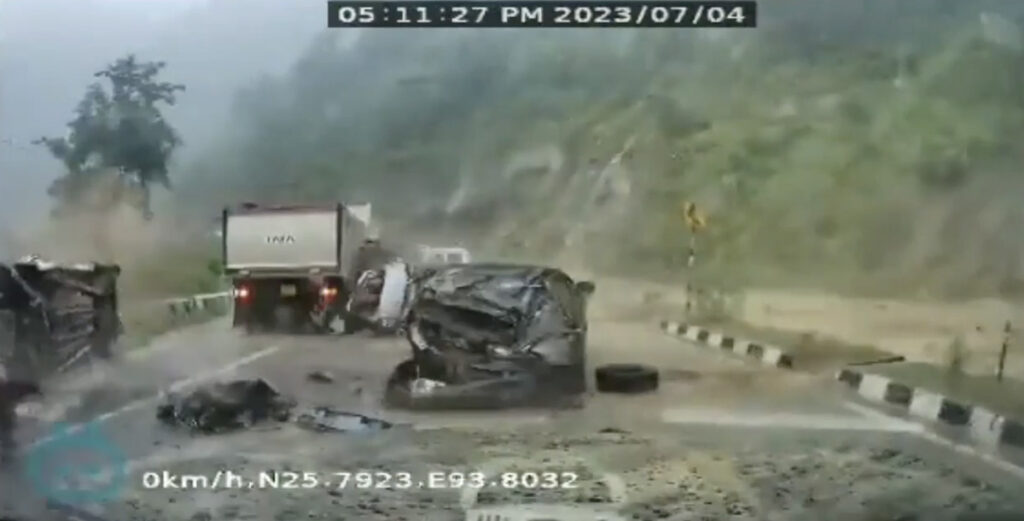 VIDEO: Indias lömastasid varisenud kivid mitu autot, inimesed hukkusid