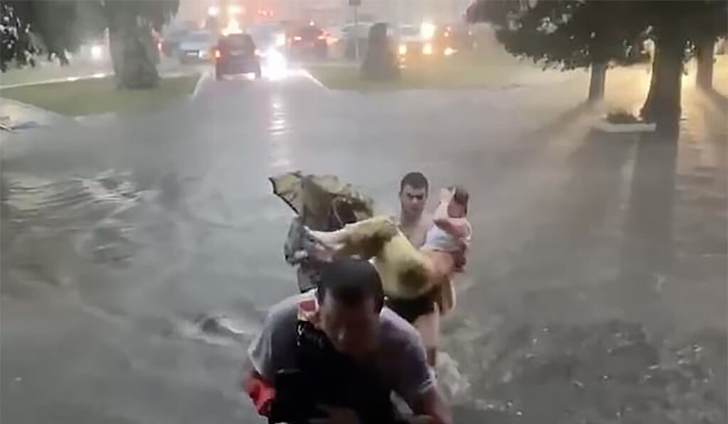 VIDEO: äike lõi elektritõuksi, selle lähedal olnud naine sai viga
