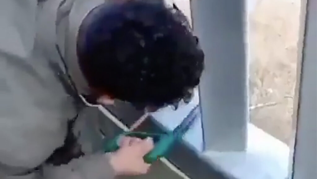 Kas lähebki lahti? Poola piiritara on hakatud juba läbi saagima