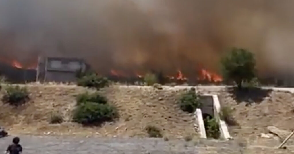 VIDEO: Kreekas puhkesid metsatulekahjud, lapsi evakueeritakse puhkeküladest