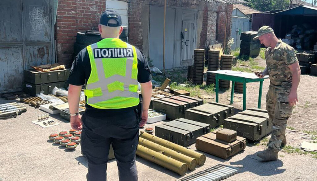 PILDID: Ukraina võimud avastasid suure hulga varastatud relvastust