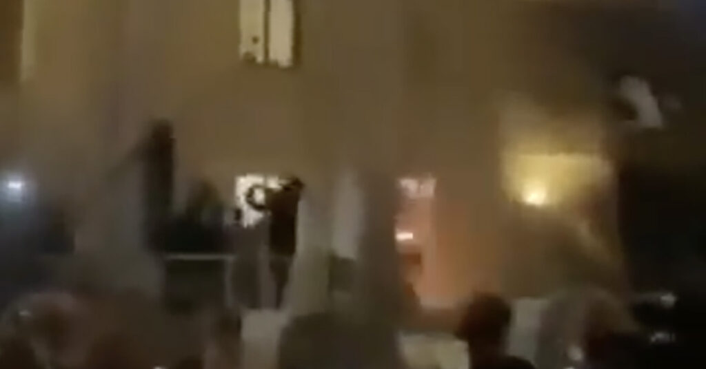 VIDEO: Rootsi saatkond süüdati Iraagis põlema