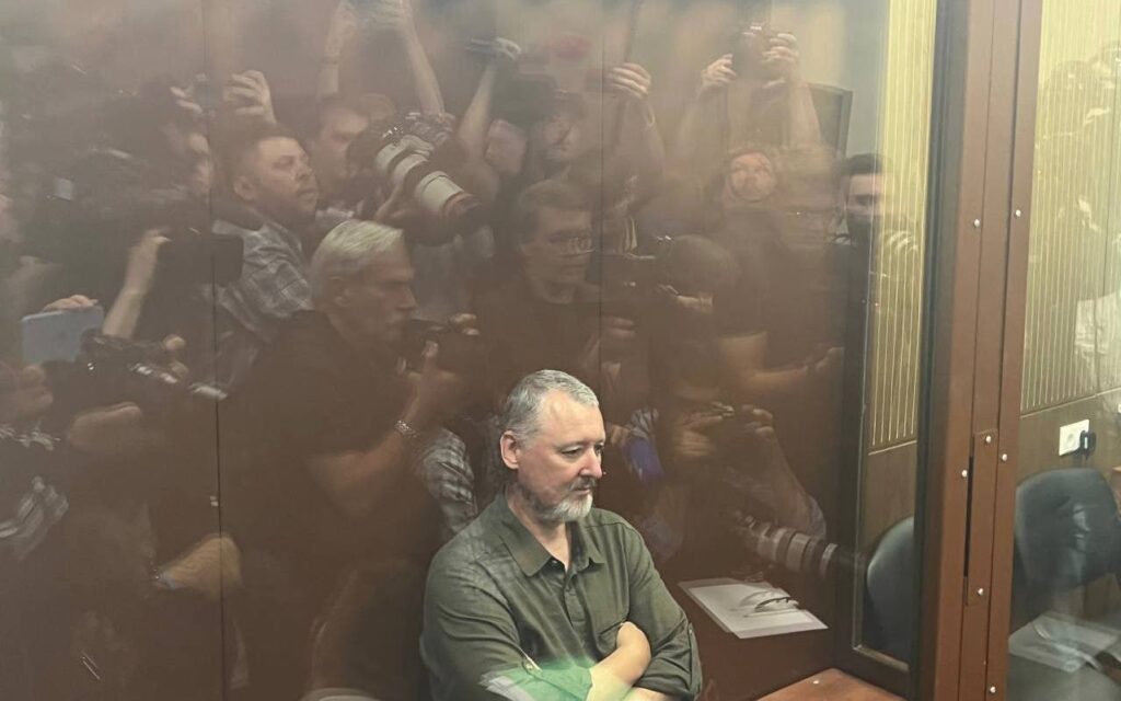 Endine Vene komandör, kes tulistas alla Malaisia reisilennuki pandi vangi Putini kritiseerimise eest