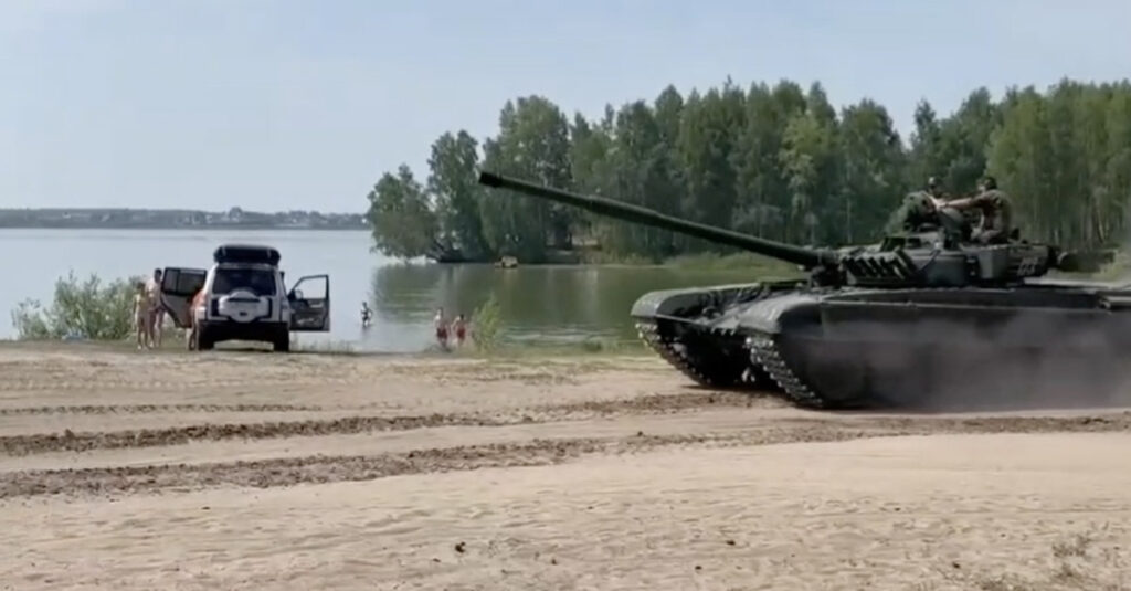 VIDEO: Venemaal sõitis ujumisranda tank ja hirmutas seal olnud puhkajaid