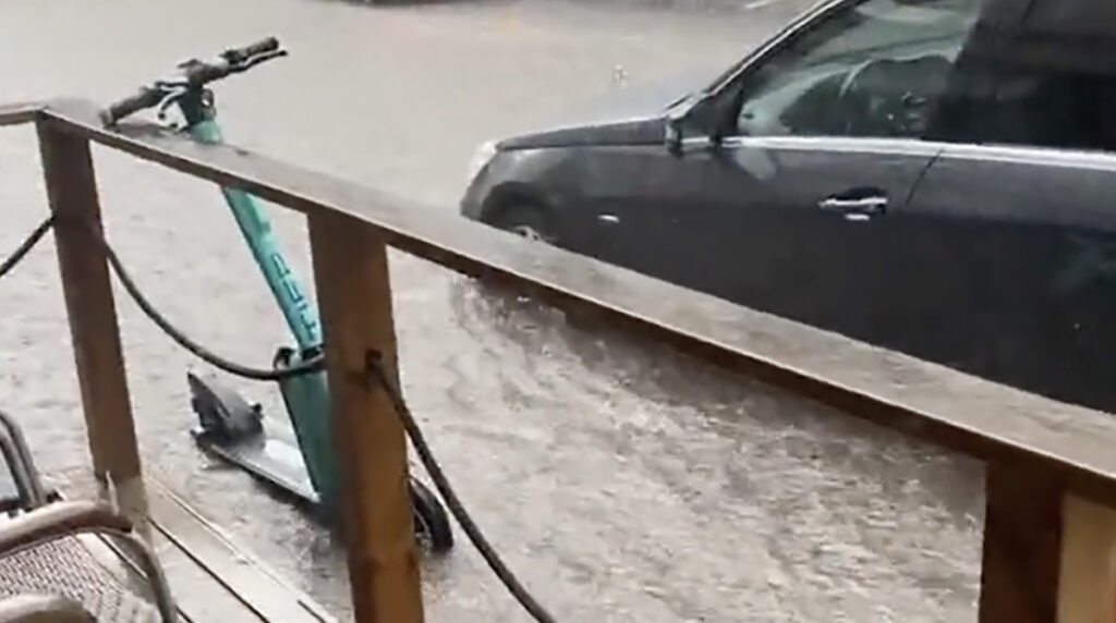 VIDEO: Soomes sadas paduvihma, tänaval vesi põlvini