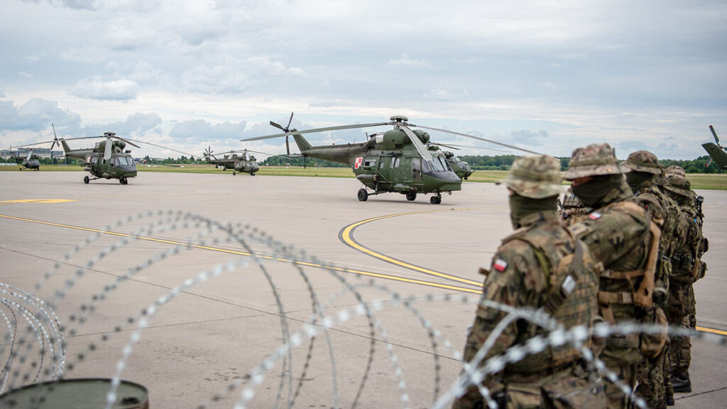 Pinge kruvib: Poola koondab vägesid piirile, valmis kasutama ründekoptereid