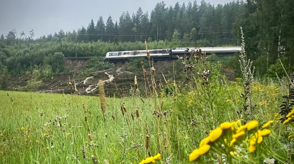Rootsis pühkis torm rongi rööbastelt välja