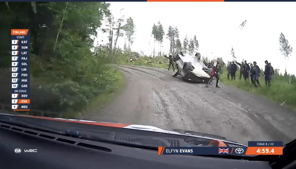 Soome esirallisõitja kihutas teelt välja üle katuse