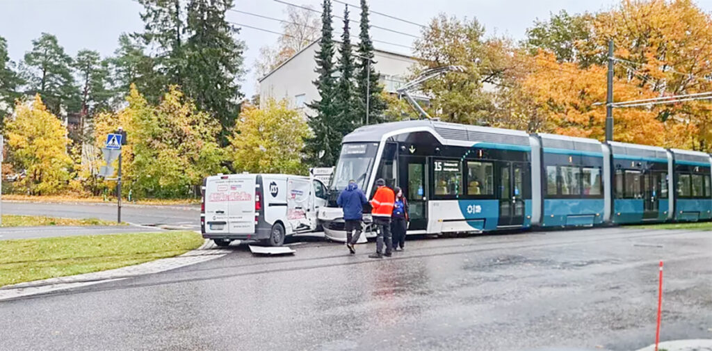 Helsingi uus kiirtramm sattus taas avariisse