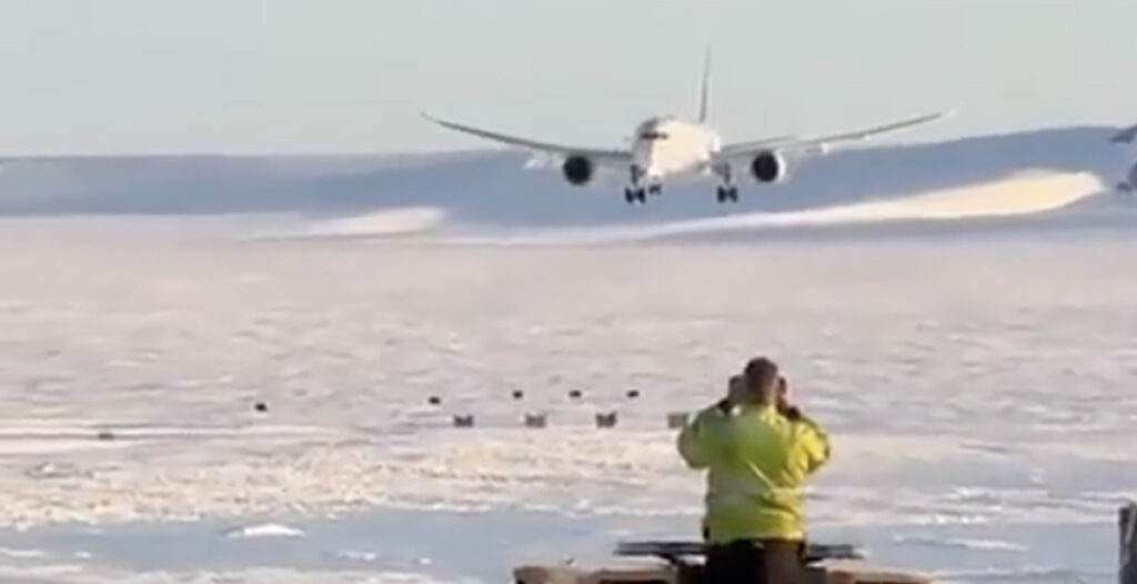 VIDEO: Antarktikas maandus esimest korda suur reisilennuk