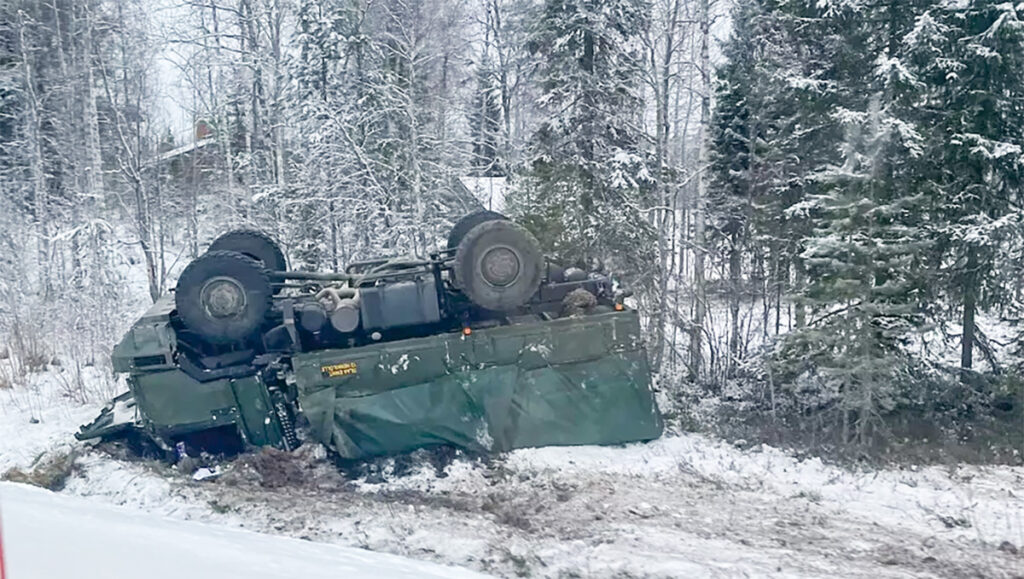 PILTUUDIS: Soomes kaitseväe auto kraavis