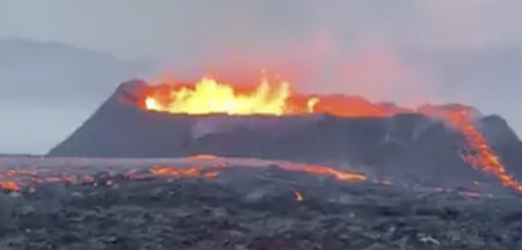 Erakordselt hea droonivideo vulkaani purskamisest Islandil