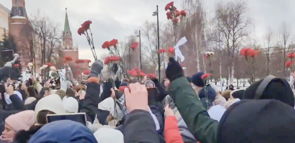 VIDEO: Vene naised tulid mobiliseeritud meeste vabastamiseks meelt avaldama