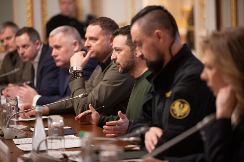 Analüüs: Ukrainat juhitakse nagu kolme areeniga tsirkust